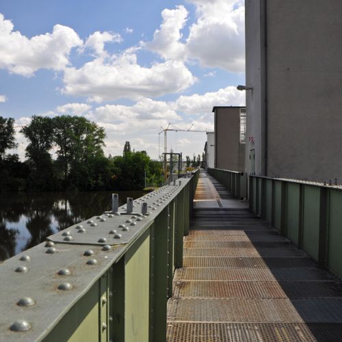 Fussweg ueber die Schleuse.jpg